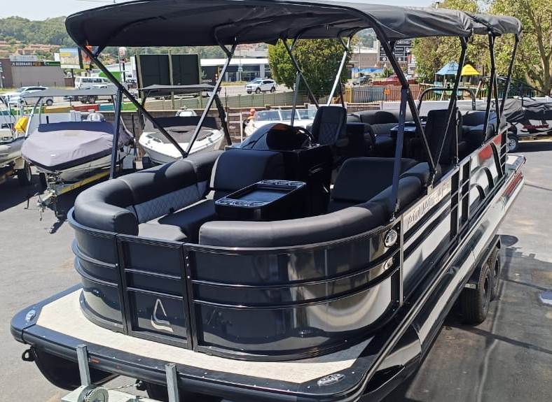 2021 Aquacraft 250 Tri-Pontoon Powered by 250hp Suzuki 4-Stroke outboard - Image 5