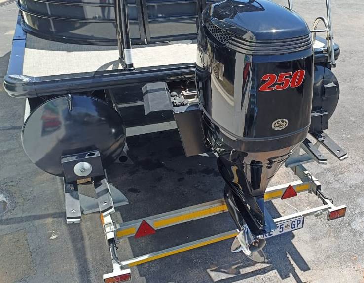 2021 Aquacraft 250 Tri-Pontoon Powered by 250hp Suzuki 4-Stroke outboard - Image 8
