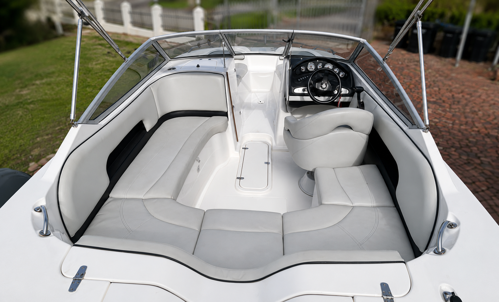 2015 Odyssey 650 Powered By 5.7L Mercruiser V8 MPI with Bravo 1 Gearbox - Image 6