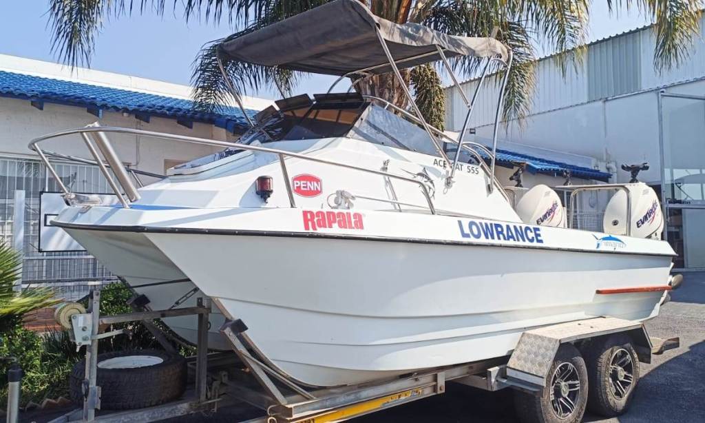 2006 Sea Cat 555 Powered by 2x115hp Evinrude E-Tec Motors